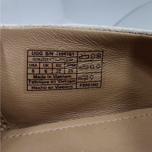 Ugg  Women’s Tan Loafers size 8 pre owned Exellent condition main image 7